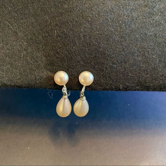 Vintage 70s Richelieu Pearl Drop Earrings - Picture 4 of 4